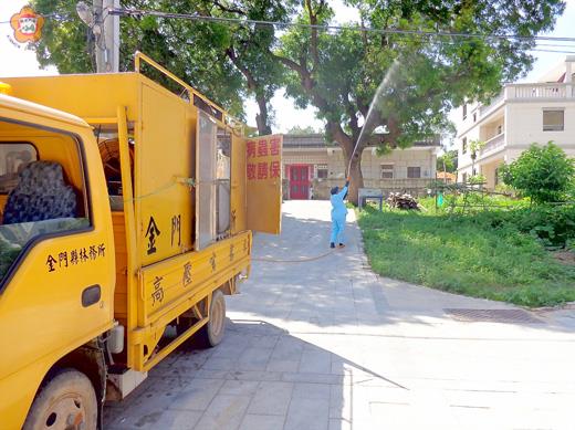 林務所出動消毒車前往碧山村噴灑藥水搶救老樹。（林務所提供）