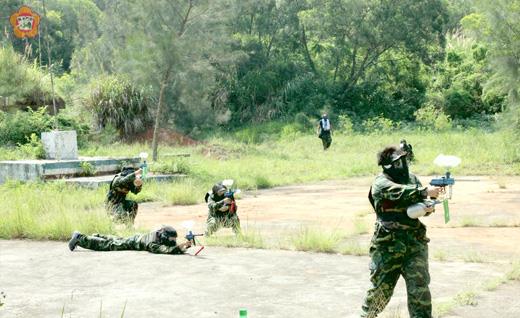 上百位大專領袖學子昨前往體驗柳營刺激的高空設施，並在中山營區玩漆彈射擊遊戲。（金門縣政府觀光處提供）