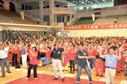   2014搖滾樂齡夏艷金門第一屆海峽兩岸廣場舞交流大賽昨在金門縣立體育館登場帶動跳。（李增汪、陳麗妤攝）