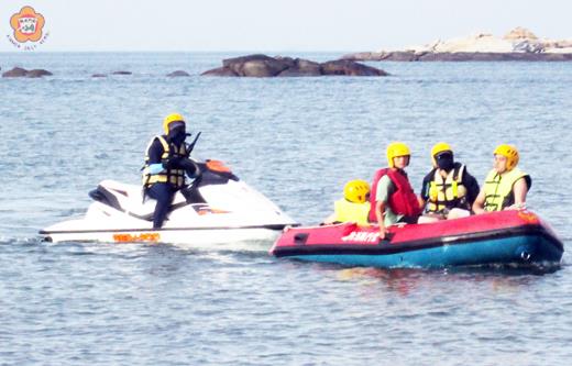   金沙消防分隊假青嶼海域辦理暑期水上遊憩安全防溺宣導暨海域救生及船艇操作訓練。（金沙消防分隊提供） 