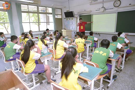   由兩岸知名大專院校聯合辦理的第五屆青年踏尋孔子行腳活動，昨於金湖國中正式登場。（董森堡攝）
