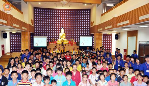   2014年佛光山金蓮淨苑─三好兒童「自然與童軍」成長營昨開營，學員擠滿佛堂大殿。（翁維智攝）