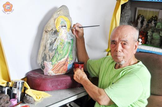   收藏家董朝來老師蒐集許多奇石作畫，造型各異的石頭吸引許多同好、朋友嘖嘖稱奇。（李金鎗攝） 