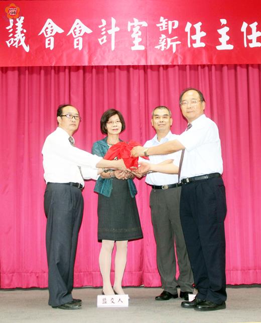   金門縣議會新卸任會計主任交接典禮，在縣府主計處處長李秀荷擔任監交下完成印信交接。（李金鎗攝）