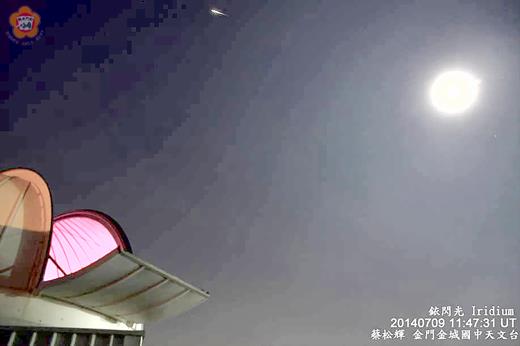 金城國中教育遠距天文台捕捉到「銥閃光」，圖左下為金城國中天文台，右上方為月亮，正上方即為銥衛星閃光。（金城國中蔡輝松老師提供）