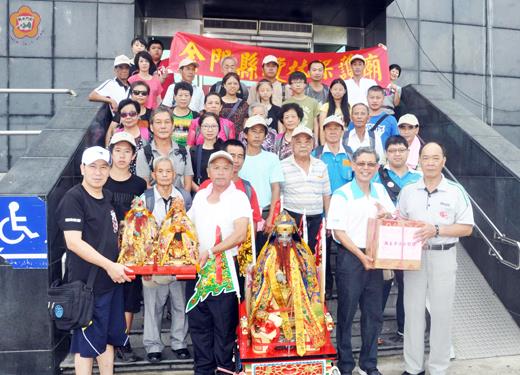   瓊林保護廟管委會組團前往河南張巡祠張府厲王謁祖進香，副縣長吳友欽到水頭碼頭贈酒送行。（李金鎗攝）