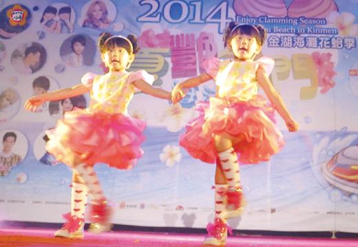   左左漂亮，右右可愛，她們希望為金門的朋友們帶來開心！（張建騰攝）