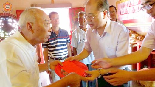 金門縣長李沃士到欽月殿進香並敬獻爐敬金，由王玉山代表廟方接受。（張建騰攝）