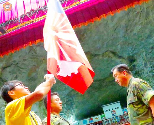   第二梯次「金戰營」開訓開訓典禮中，潘家宇（右一）授旗給金戰營隊長黃國宏（左二）再轉授掌旗兵吳又霖（左一）。（張建騰攝）