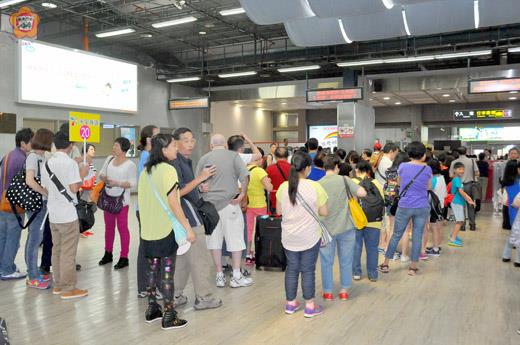   近500名香港遊客，由旅行社行政總裁梁港蘭率團分批小三通客輪到金門旅遊，副縣長吳友欽專程到水頭小三通碼頭歡迎，大批旅客也讓小三通通關口大排長龍。（莊煥寧攝）