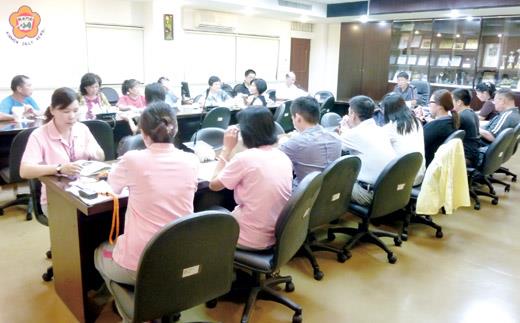   金門縣大同之家召開一○三年度年中工作檢討會，主任楊志斌肯定同仁的辛勞，期勉續以三心提供家中長、幼溫馨環境，落實禮運大同篇中的大同世界。（陳麗妤攝）