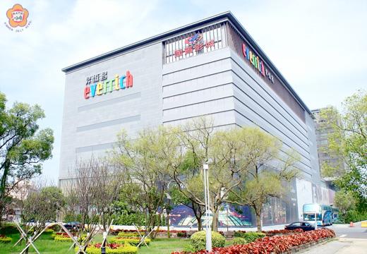 昇恆昌金湖廣場已為金門創造超過六百個的工作機會；緊鄰金湖免稅廣場的「金湖大飯店」預計年底完工，將釋出近四百個職缺。（昇恆昌提供）