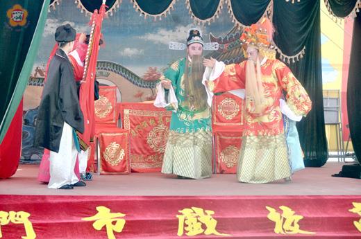 古寧頭雙鯉古地關帝廟舉行作醮，高甲劇團演出民族歷史劇。（李金鎗攝）