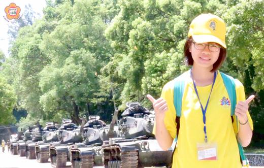   台南女中的吳宜蒨對擎天廳的壯觀、戰車營的壯盛感到驚奇；她認為支持全民國防的方法之一，就是多了解國軍。
（張建騰攝）