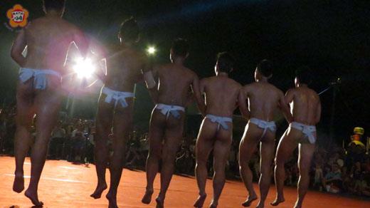 原住民族文化園區管理局專業舞蹈團的男性團員穿著丁字褲跳勇士舞，展現力與美，在場觀眾尖叫連連。（張建騰攝）