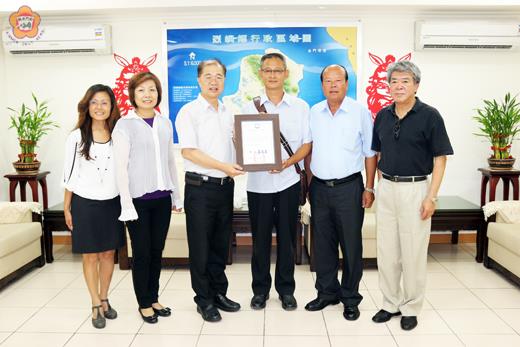 縣府民政處辦理殯葬禮儀服務業評鑑,安順生命事業獲甲等,縣長李沃士(左三)頒發獎牌表揚業者許修身,盼帶動業者良性競爭,提升地區殯葬禮儀服務品質。(許加泰攝)