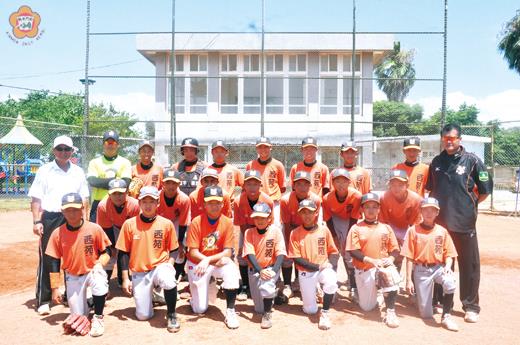西苑高中國中部棒球隊在總教練黃武雄（左後一）與金門籍子弟翁豐堉（右後一）教練帶領下，抵金進行移地訓練。（李金鎗攝）