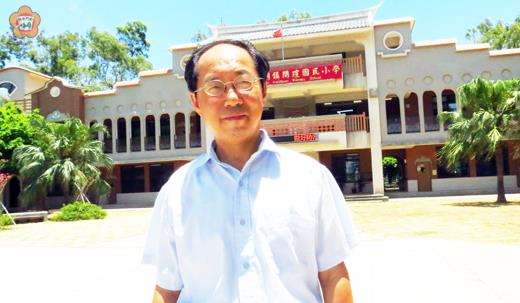   李錫南將於八月一日由開瑄國小退休；八年來，他和教師同仁已經實踐了一場「撼動人心的教育夢」。（張建騰攝） 