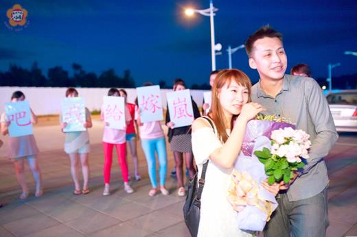 台開天幕求婚，女主角點頭答應，陳茂全與許雅嵐準新人笑開懷。
（陳茂全提供）