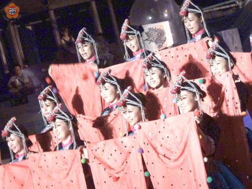 一個個紅布袋裝滿畬鄉幸福的愛情；一個個紅布袋寄託著人們代代相傳的美好祝福……。畬族舞蹈團以《傳袋》祝福民族文化代代相傳。（張建騰攝）