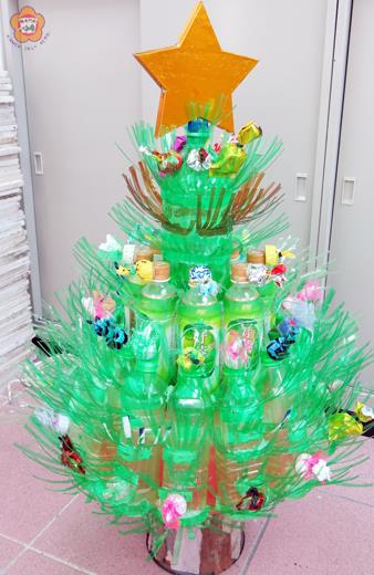 許家維的「聖誕樹」獲國小中年級組金獎。（金湖鎮公所提供）