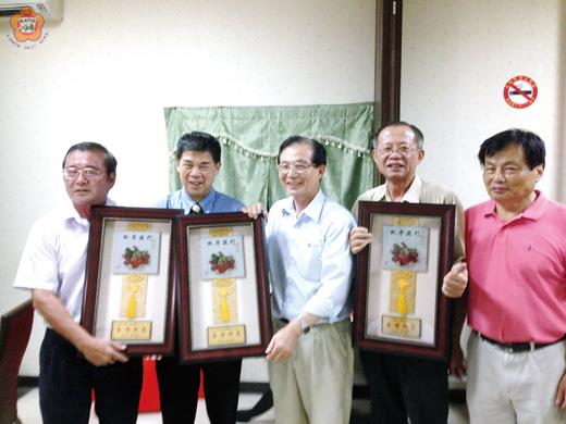   前教育部長吳清基致贈紀念牌給即將卸任的金大校長李金振，也贈感謝牌給楊瑞松、吳啟騰兩位即將退休的國中校長。（許加泰攝）