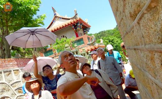   楊天厚（前）為海印寺布施了一場演講，主題是海印寺的史蹟源流；內容涵蓋廟宇建築、諸佛菩薩、藝文名勝。（張建騰攝）