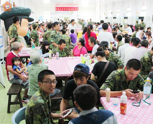   金防部在「常備兵役軍事訓練家屬懇親會」中強調「禮貌的金門、守法的金門、戰鬥的金門、榮譽的金門」等優良傳統。（金防部提供）