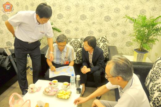 龍岩市長池秋娜率領多位龍岩市高階幹部前往台灣參訪觀摩，昨日經小三通返回大陸，副縣長吳友欽前往水頭碼頭送行。（李金鎗攝）