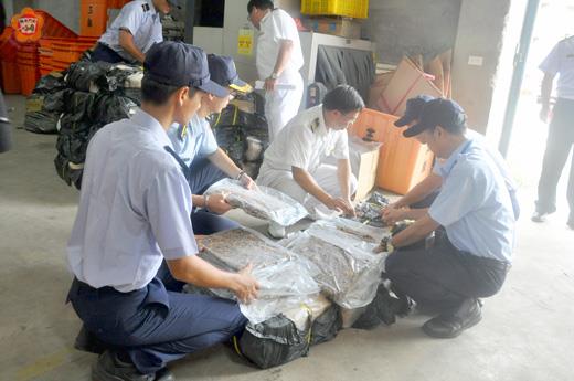 高雄海關駐金門關員會同海巡署金門岸巡總隊人員，前日在大陸砂石船查獲600公斤管制進口的香菇絲。（李金鎗攝）