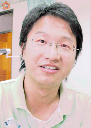   劉界宏曾是金門縣，甚至是全國最年輕的國小教務主任；今天起，他將成為金門縣最年輕的國小校長。本圖攝於劉界宏當選特殊優良教師時。（資料照片／張建騰攝） 