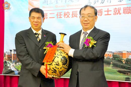   金大新任校長黃奇就職，致贈卸任校長李金振紀念品。（許峻魁攝）