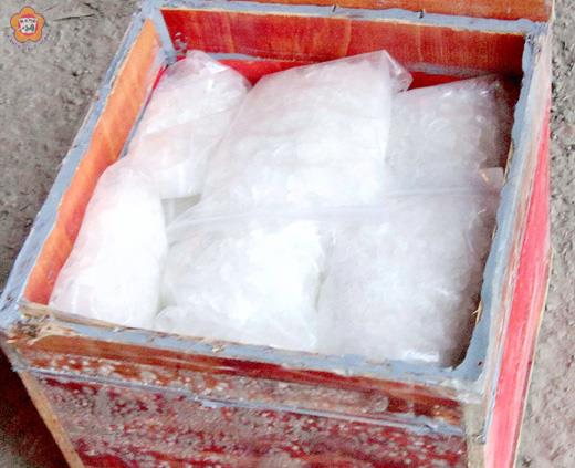 中空的花崗石板中藏了木箱，每箱有二十包結晶物，那就是安非他命。（專案小組提供）