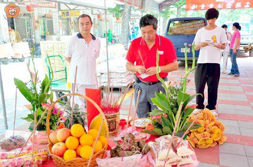 大山頂三玄宮、青岐天師宮，昨日分別舉行廟慶活動，鄉長洪成發率領鄉公所團隊前往敬祭，祈求護佑地方平安。（許加泰攝）