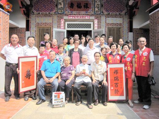 榮服處為何斗里人瑞陳淮欉慶生，並與親友合影。（榮服處提供）