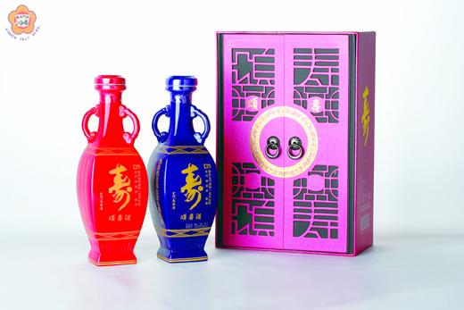   迎接建縣百年，金門專案贈酒酒品亮相。（金門酒廠提供）