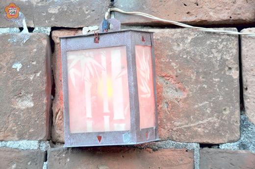 農曆七月俗稱「鬼月」，家家戶戶門口都會掛一盞普渡燈，為「好兄弟」也為民眾照明引路。（李金鎗攝）