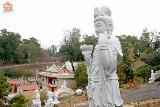 圖為六時觀音,背景為舊的大雄寶殿。
(張建騰攝)
