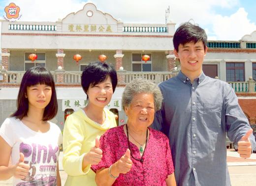 王皓平（右一）擁有蔡家血緣，設籍瓊林聚落，志向是當法醫。他和妹妹王齊，幾乎每年都會陪母親蔡瓊英回瓊林娘家看外婆陳涵治（右二）。（張建騰攝）