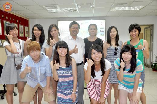   一群北一女中畢業，在金門籍同學李佳燁（前排左二）的熱情邀約下，共聚金門觀光旅遊，巧遇副縣長吳友欽、也到金寧鄉公所「作客」，受到鄉長陳成勇夫婦的歡迎。（許加泰攝）