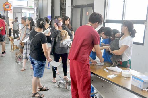   金門縣動植物防疫所和國立中興大學教授率領的研究生團隊，抵金城地區辦理一項寵物免費健診活動。
（李金鎗攝）