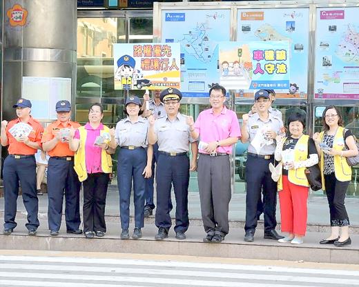 金城鎮鎮長石兆瑉與金城分局副分局長曾有慶帶領員警及各義交、志工同仁在金城車站宣導路權觀念，呼籲汽（機）車禮讓行人、行人遵守交通規則。
（金城警分局提供）