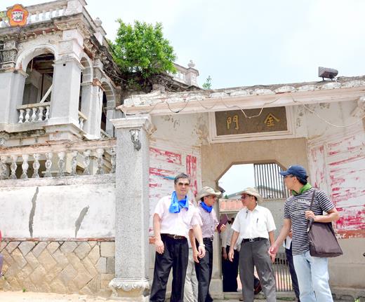 一O三年度金門縣古蹟、歷史建築、聚落與文化景觀審議會議，經過現勘、審查決議共計九件通過，待依法定程序公告後，將再增九處歷史建築，圖為金湖鎮山外里陳期宰洋樓現勘情形。（陳麗妤攝）