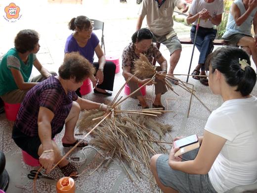   後豐港社區舉辦「高粱掃把製作」研習，在老師指導下大人小孩一起學習。（後豐港社區提供）　