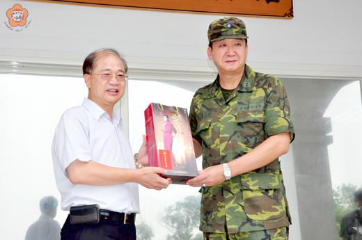   李沃士（左）頒贈「榮譽縣民證」予金防部指揮官潘家宇。（許峻魁攝）