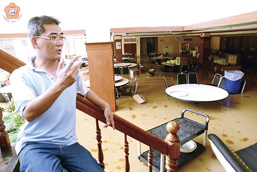看著辛苦經營的商務大飯店地下室泡在水中,沙發、座椅飄浮在水上,楊其勳認為此次受災財物損失上千萬元。(董森堡攝)