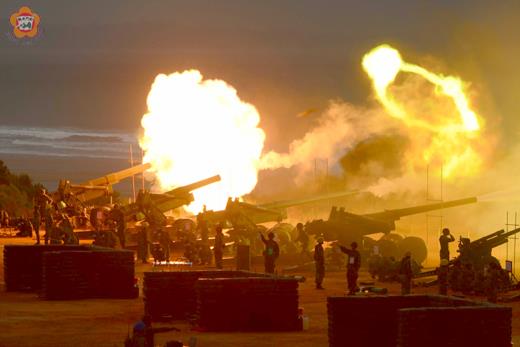 金防部「聯信103」操演中，八吋榴砲發射時漫天的火光與轟隆的砲聲讓現場觀眾大呼過癮。（董森堡攝）