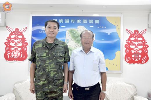   新任金防部指揮官湯家坤中將（左）拜訪烈嶼鄉長洪成發，感謝對於防務工作的協助，以及照顧官兵。（許加泰攝）
