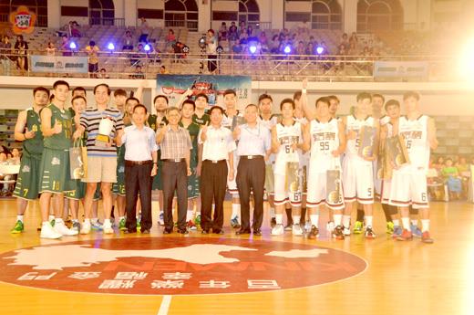 金酒公司邀請金酒籃球隊與台啤籃球隊在縣立體育館進行一場表演賽，二支球隊並於開賽前合照。（莊煥寧攝）