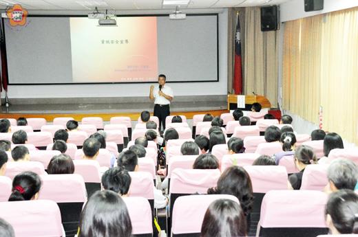   縣府辦理「103年度資訊安全教育訓練」，由行政處科長林松柏開場，並邀請漢昕科技公司洪嘉駿講師針對「電子郵件社交工程暨APT攻擊防護」進行解說，以增進縣府員工資訊安全與正確資料保護觀念及警覺性認知。（莊煥寧攝）